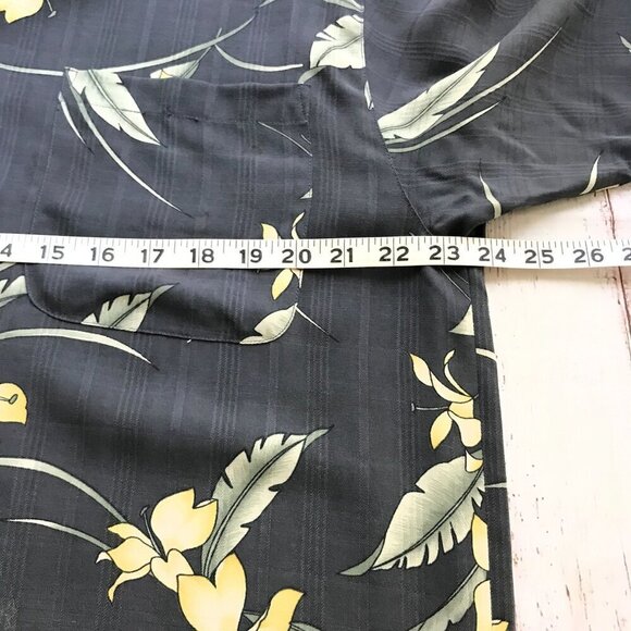Tommy Bahama Gray 100% Silk Floral Hawaiian Shirt Size Large - Picture 8 of 8